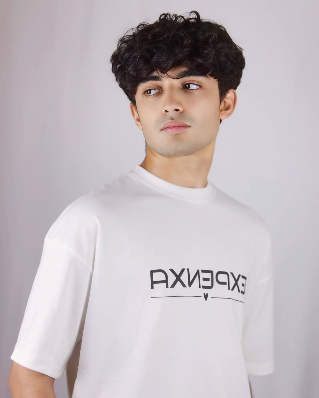 CREAM WHITE OVERSIZED GRAPHIC TEE