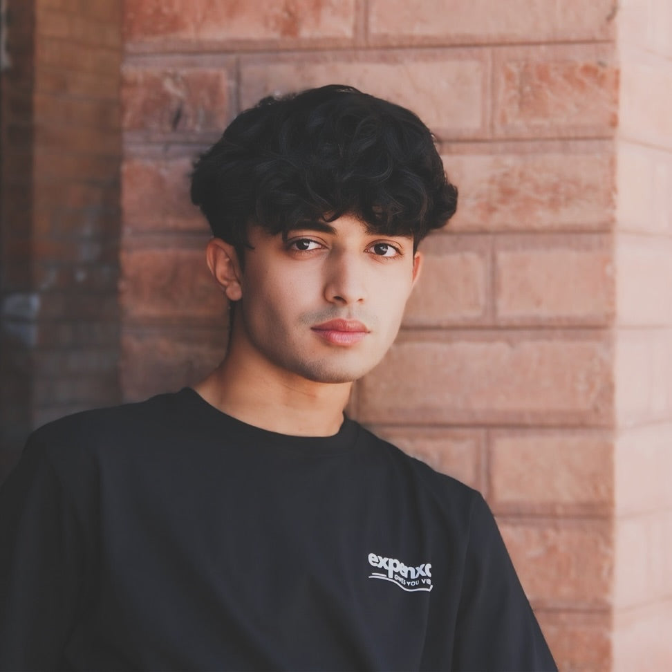 PREMIUM BLACK REGULAR FIT TEE